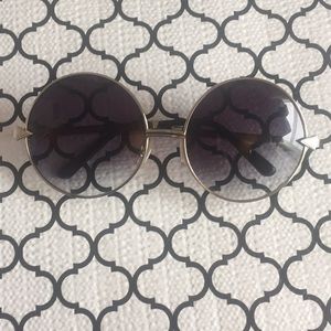Round lens sunglasses with blue tint